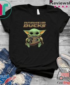 Baby Yoda Hug Anaheim Ducks Star Wars Mandalorian Gift T-Shirt