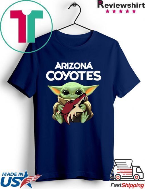 Baby Yoda Hug Arizona Coyotes Gift T-Shirt