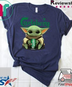 Baby Yoda Hug Carlsberg Gift T-Shirt