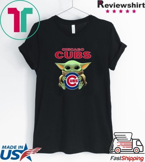 Baby Yoda Hug Chicago Cubs Gift T-Shirt