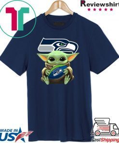 Baby Yoda Hug Philadelphia Eagles Womens T-Shirt