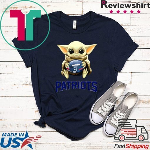 Baby Yoda hold New England Patriots Star Wars Gift T-Shirt