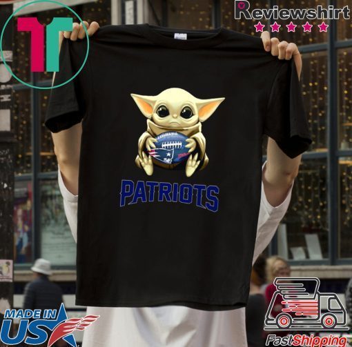 Baby Yoda hold New England Patriots Star Wars Gift T-Shirt