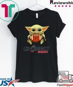 Baby Yoda hug Cincinnati Bearcats Gift T-Shirt