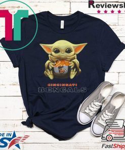 Baby Yoda hug Cincinnati Bengals Gift T-Shirt