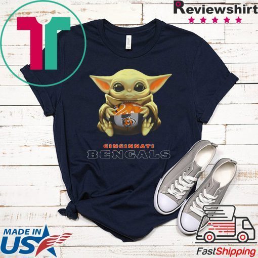 Baby Yoda hug Cincinnati Bengals Gift T-Shirt - Breaktshirt