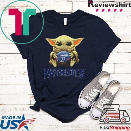 Baby Yoda hug New England Patriots Gift T-Shirt