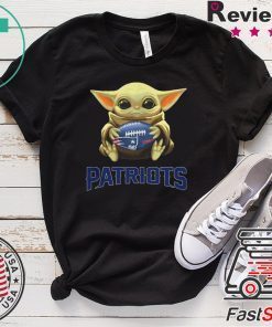Baby Yoda hug New England Patriots Gift T-Shirt