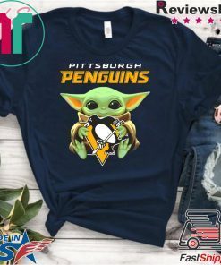 Mens Baby Yoda hug Pittsburgh Penguins T-Shirt