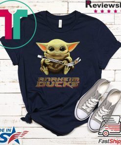 Star Wars Baby Yoda hug Anaheim Ducks Gift T-Shirt