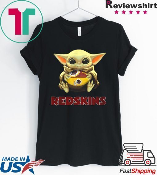 Star Wars Baby Yoda hug Redskins Gift T-Shirt