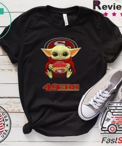 Star Wars Baby Yoda hug San Francisco 49ers Gift T-Shirt
