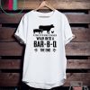 A COW A PIG AND A CHICKEN WALK INTO A BAR-B-Q THE END GIFT T-SHIRT