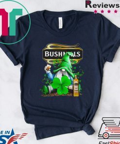St Patrick’s day Leprechaun drinking Bushmills Gift T-Shirt
