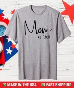 Mom Est. 2021 New Mommy Announcement Mothers Day Graphic Classic T-Shirt