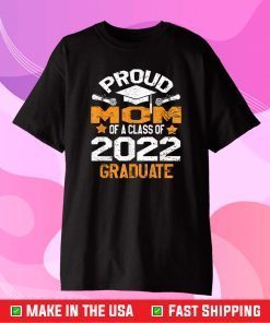 Proud Mom Of A 2022 Graduate Class Of 2022 School Graduation Classic T-Shirt