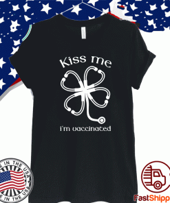 St Patrick’s day kiss me I’m vaccinated T-Shirt
